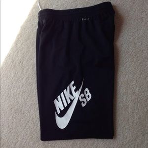 Boys NIKE short size L